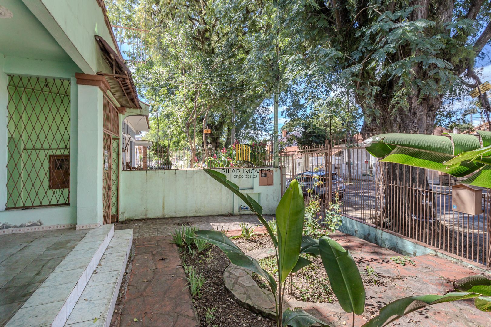 Casa sobrado no Partenon com 5 dormitórios e 4 vagas