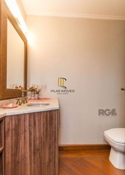 Casa sobrado no Cristal de 3 dormitórios e 3 vagas