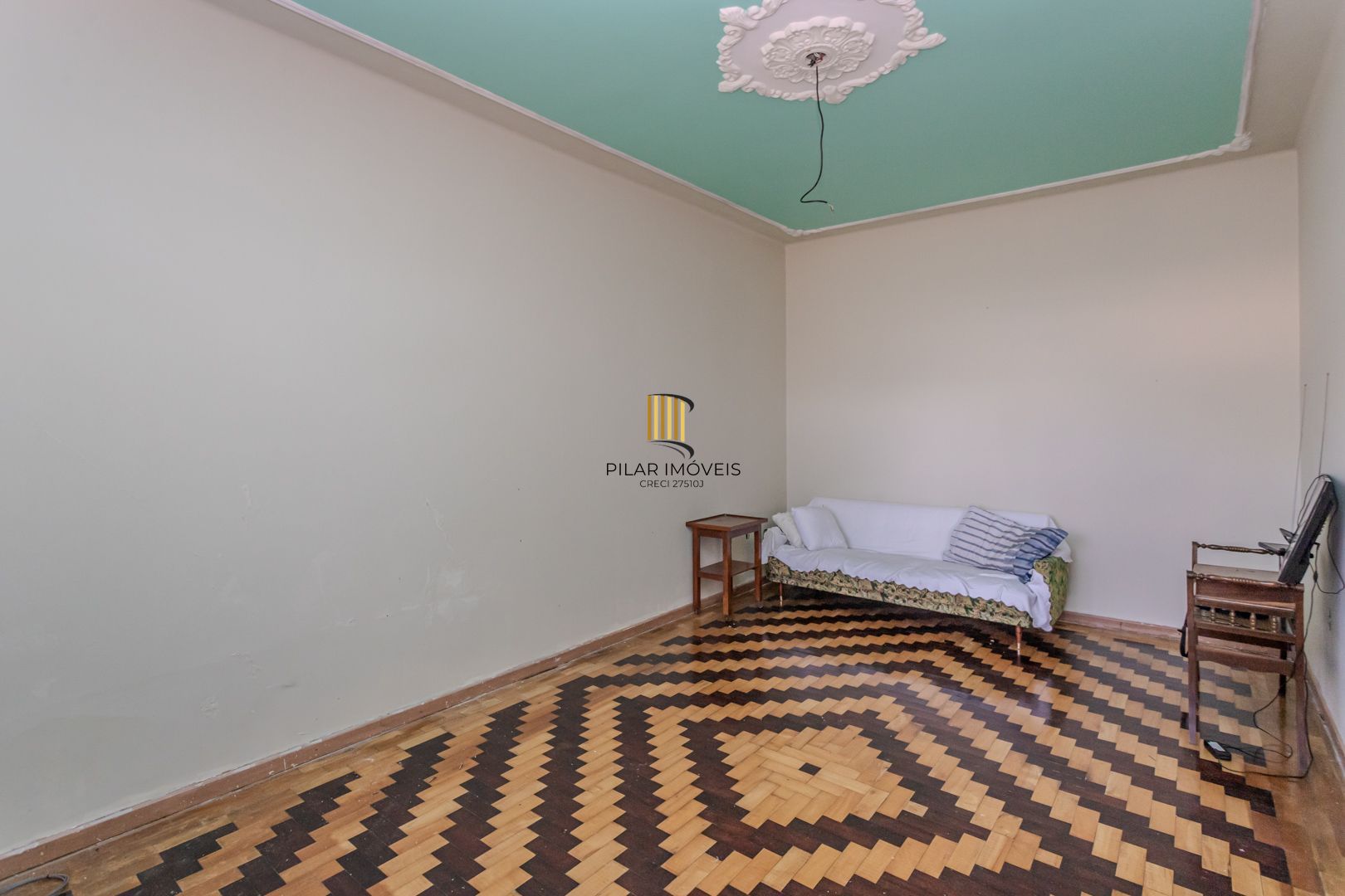 Casa sobrado no Partenon com 5 dormitórios e 4 vagas