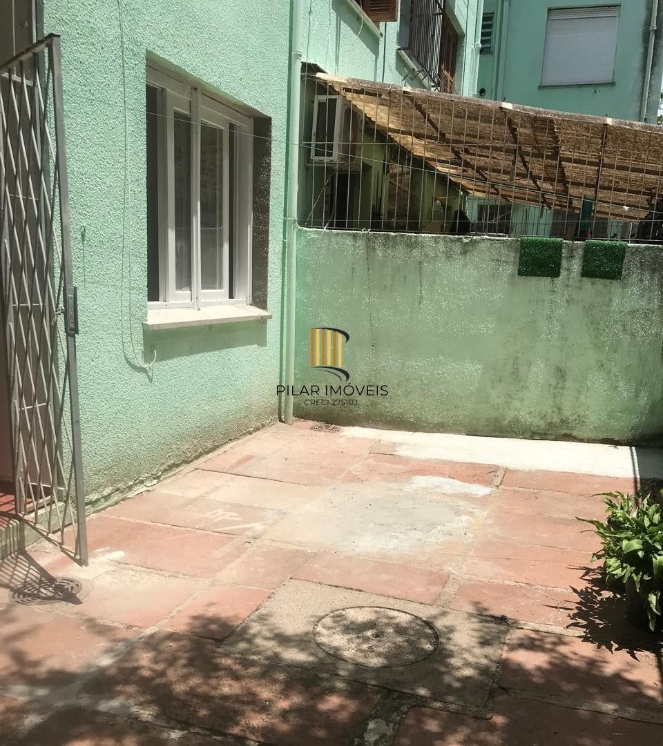 Apartamento no bairro Teresópolis de 1 dormitório térreo com pátio