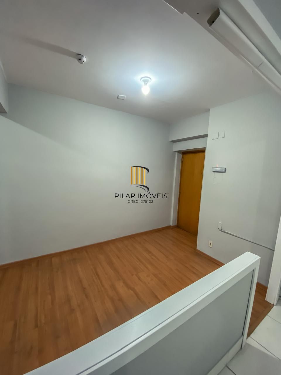 Sala comercial Andradas com terraço nos fundos