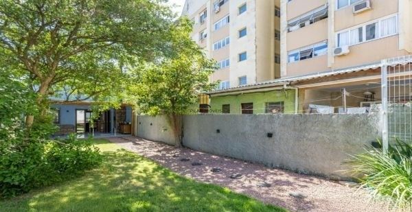 Sobrado no Menino Deus de 3 dormitórios e vaga