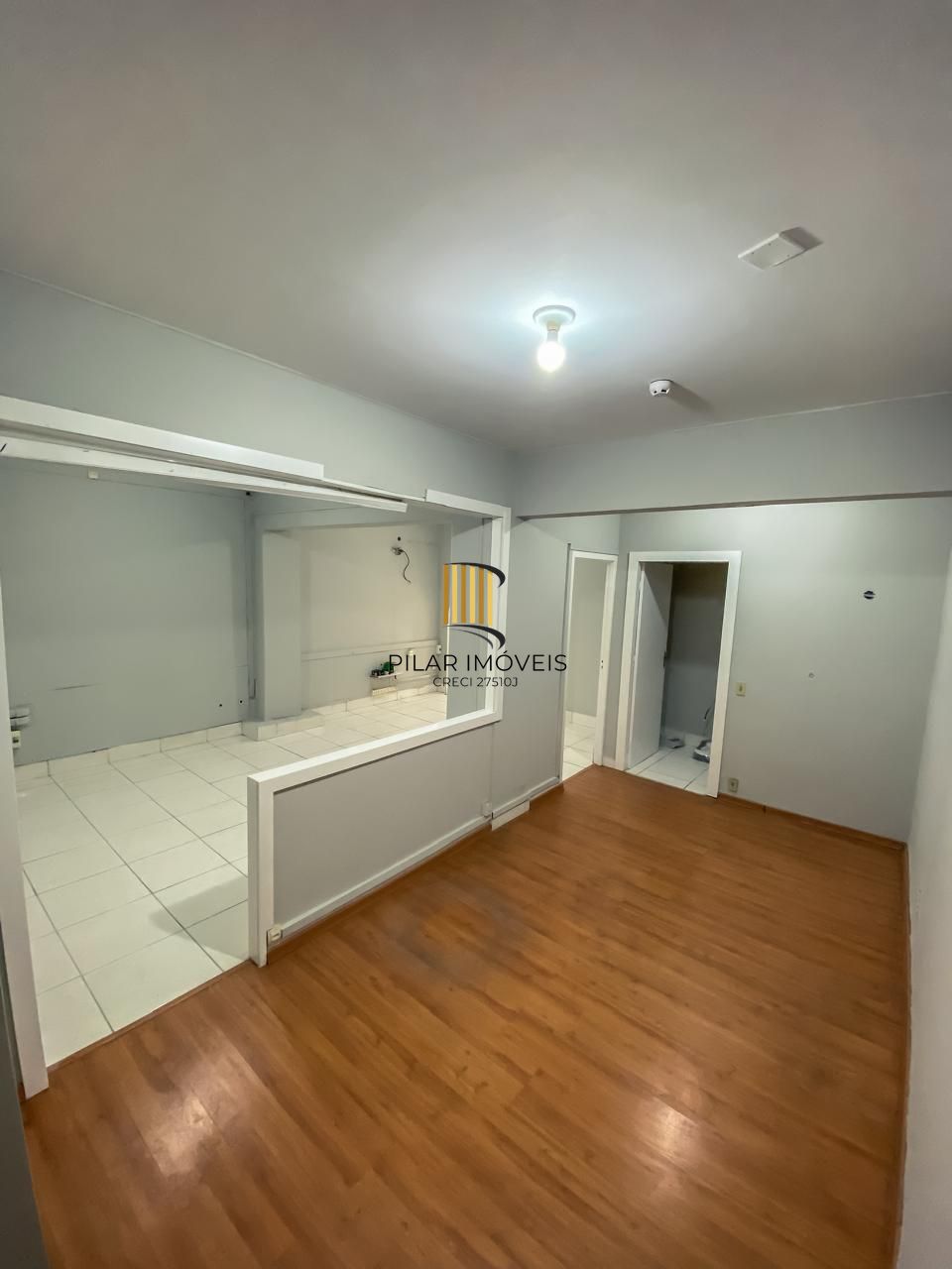 Sala comercial Andradas com terraço nos fundos