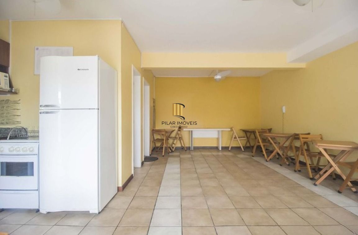 Casa em condomínio no bairro Sarandi de 2 dormitórios, vaga e infra