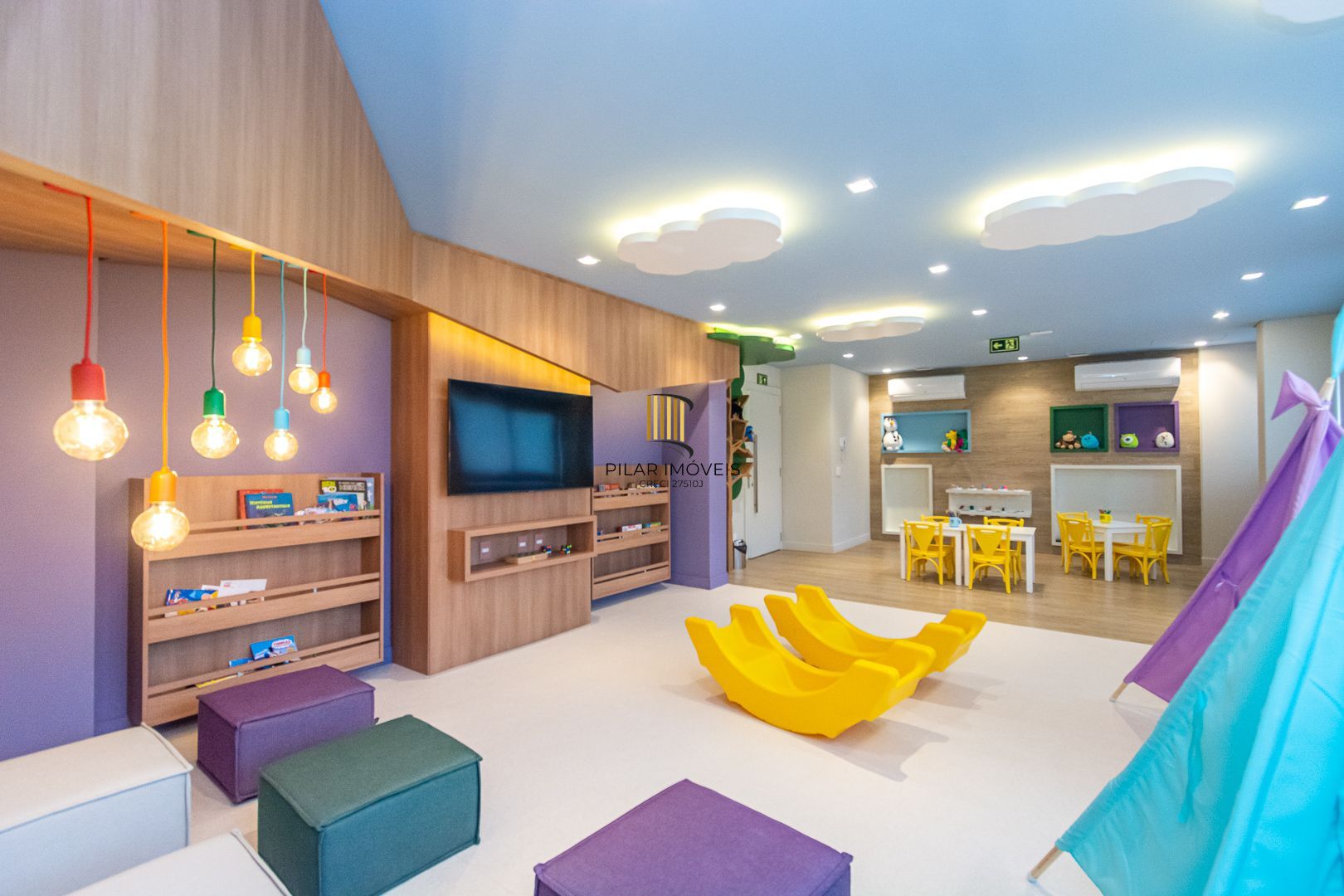 Apartamento 02 dormit com suíte e 01 vaga, no bairro Azenha, em Porto Alegre.