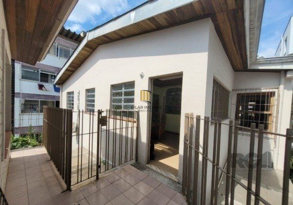 Casa 4 Dormitório(s) Bairro Petrópolis