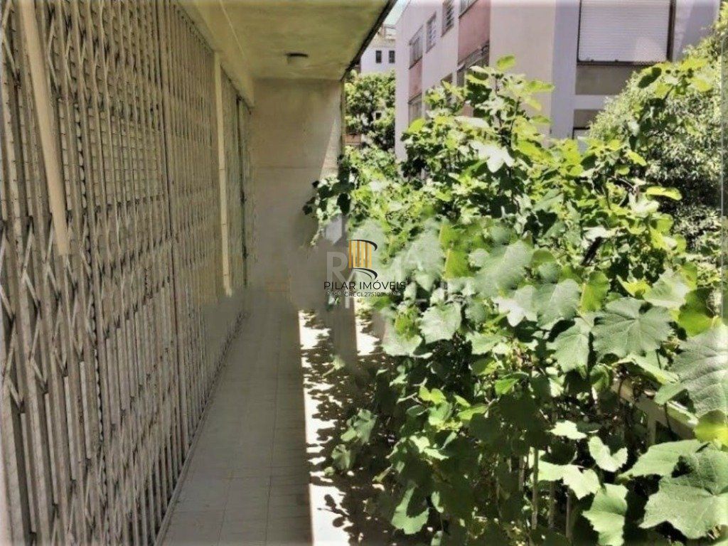 Casa de 3 dormitórios  4 vagas amplo terreno - Menino Deus