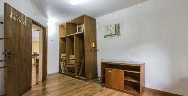 Casa sobrado no bairro Auxiliadora de 5 dormitórios e 4 vagas