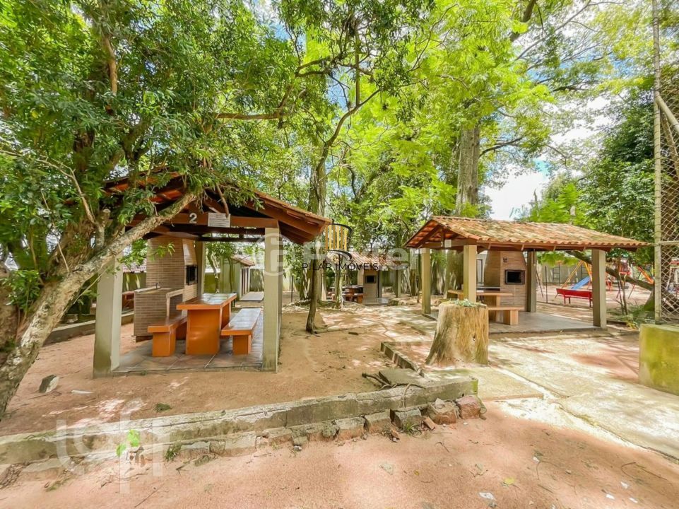 Apartamento no bairro Cristal de 2 dormitórios e vaga DESOCUPADO