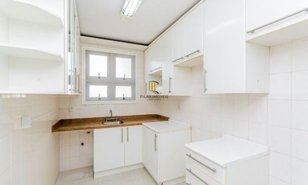 Apartamento no Passo D'areia de 2 dormitórios e 2 vagas DESOCUPADO