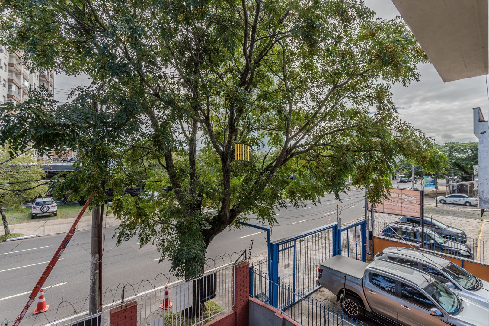 Prédio Residencial no Passo D'areia com 8 dormitórios e 8 vagas