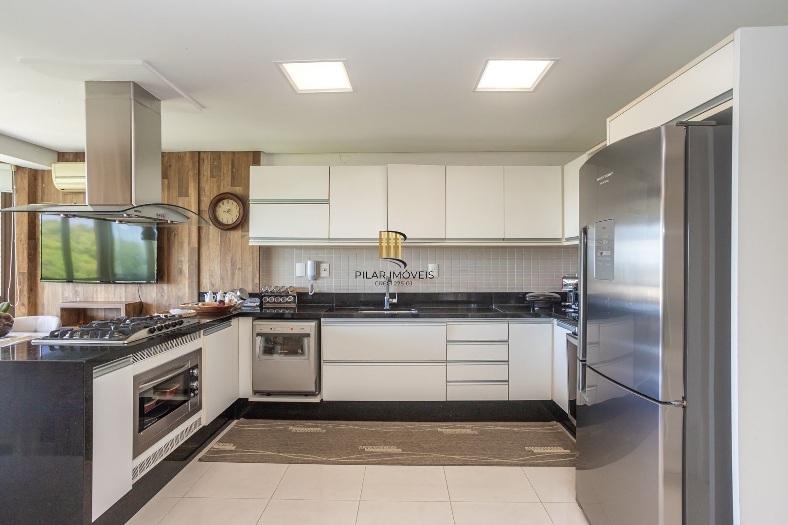 COBERTURA MOBILIADA COM VISTA PARA O GUAÍBA