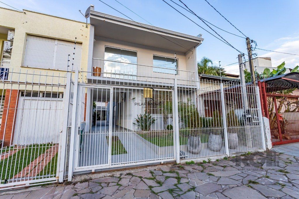 Casa sobrado no bairro Santo Antônio de 4 dormitórios e 3 vagas
