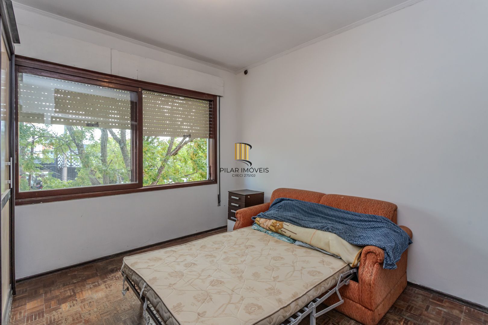 Prédio Residencial no Passo D'areia com 8 dormitórios e 8 vagas