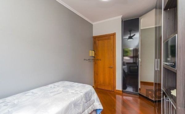 Casa sobrado no Cristal de 3 dormitórios e 3 vagas