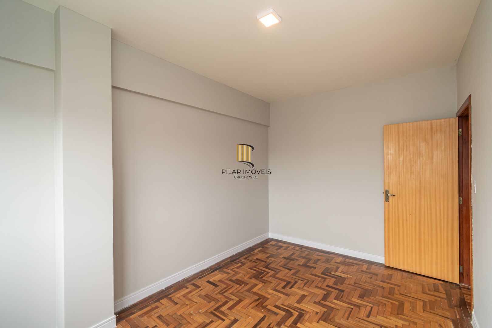 Apartamento 2 dormitorios, no Menino Deus reformado