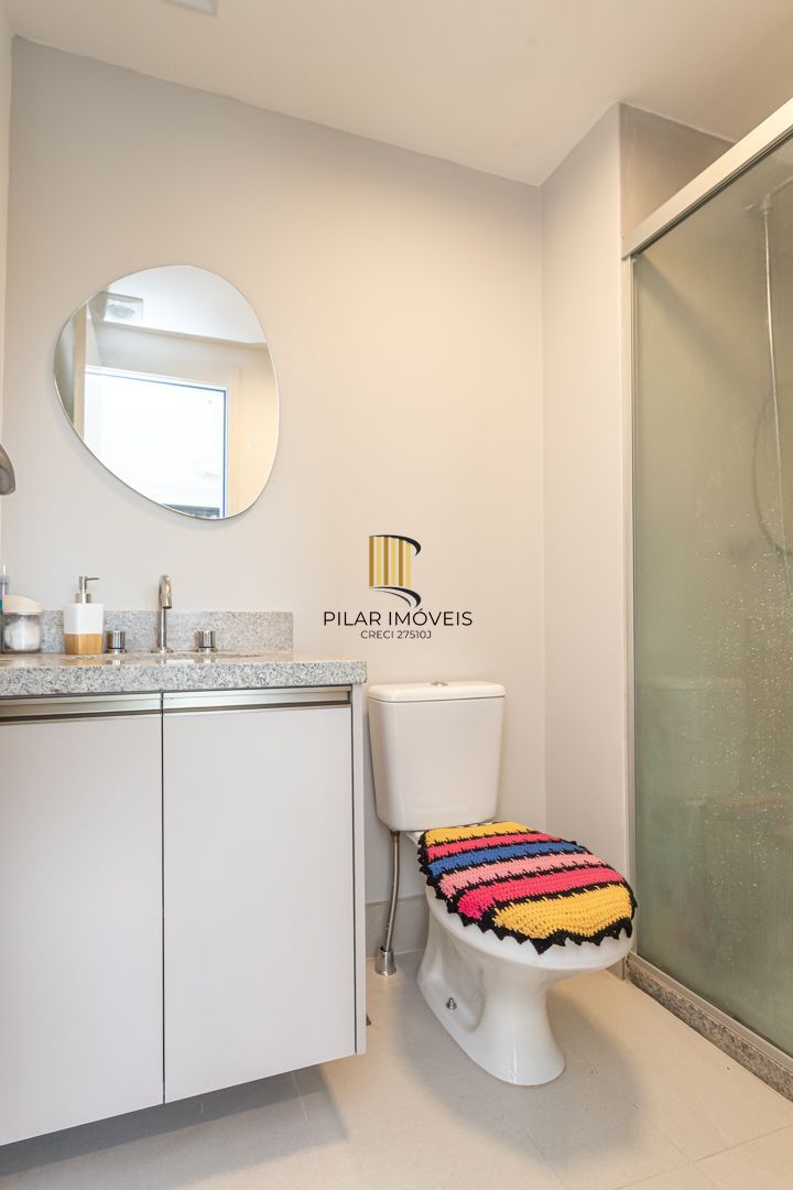 Apartamento 02 dormit com suíte e 01 vaga, no bairro Azenha, em Porto Alegre.