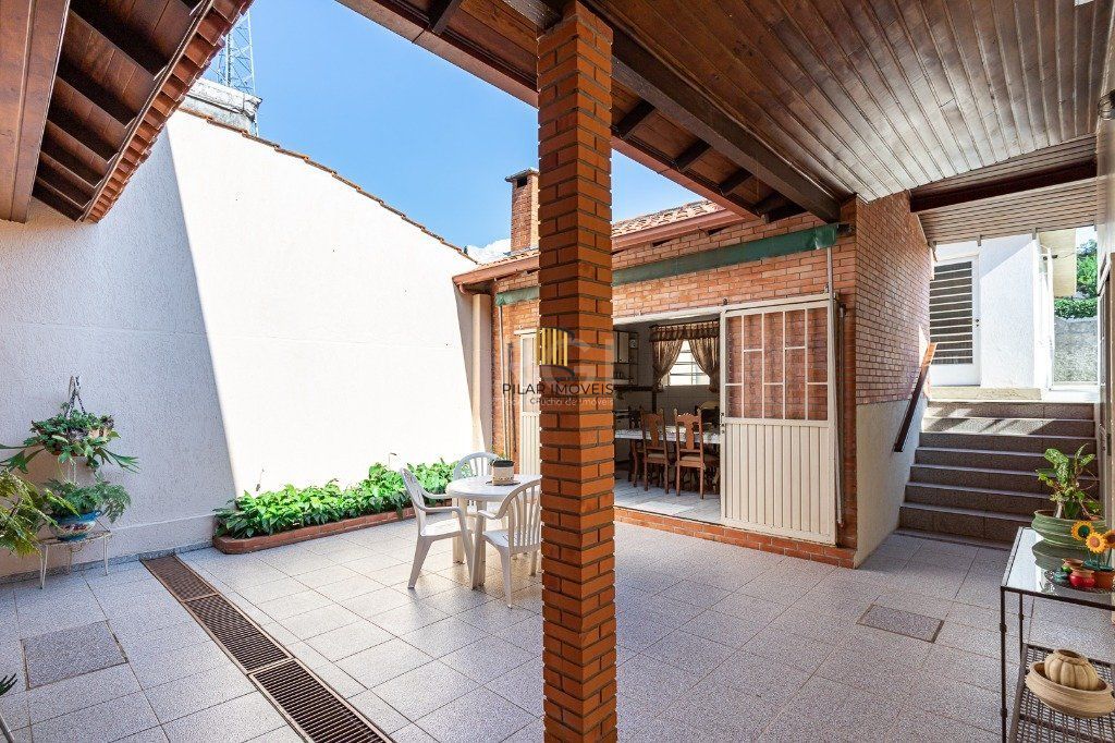 Casa sobrado no Partenon de 3 dormitórios e amplo pátio