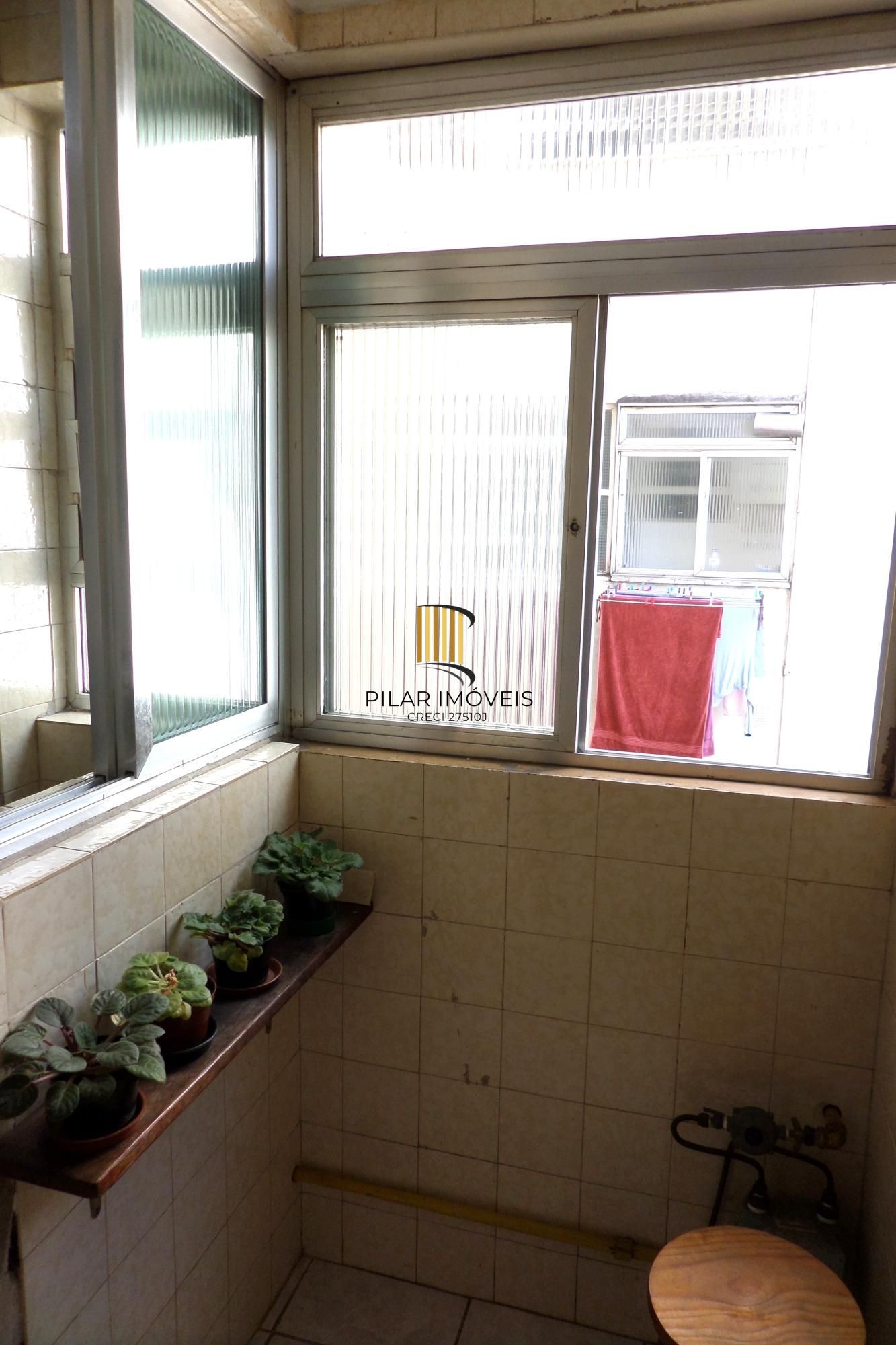 Apartamento no Centro de 2 dormitórios dependência DESOCUPADO