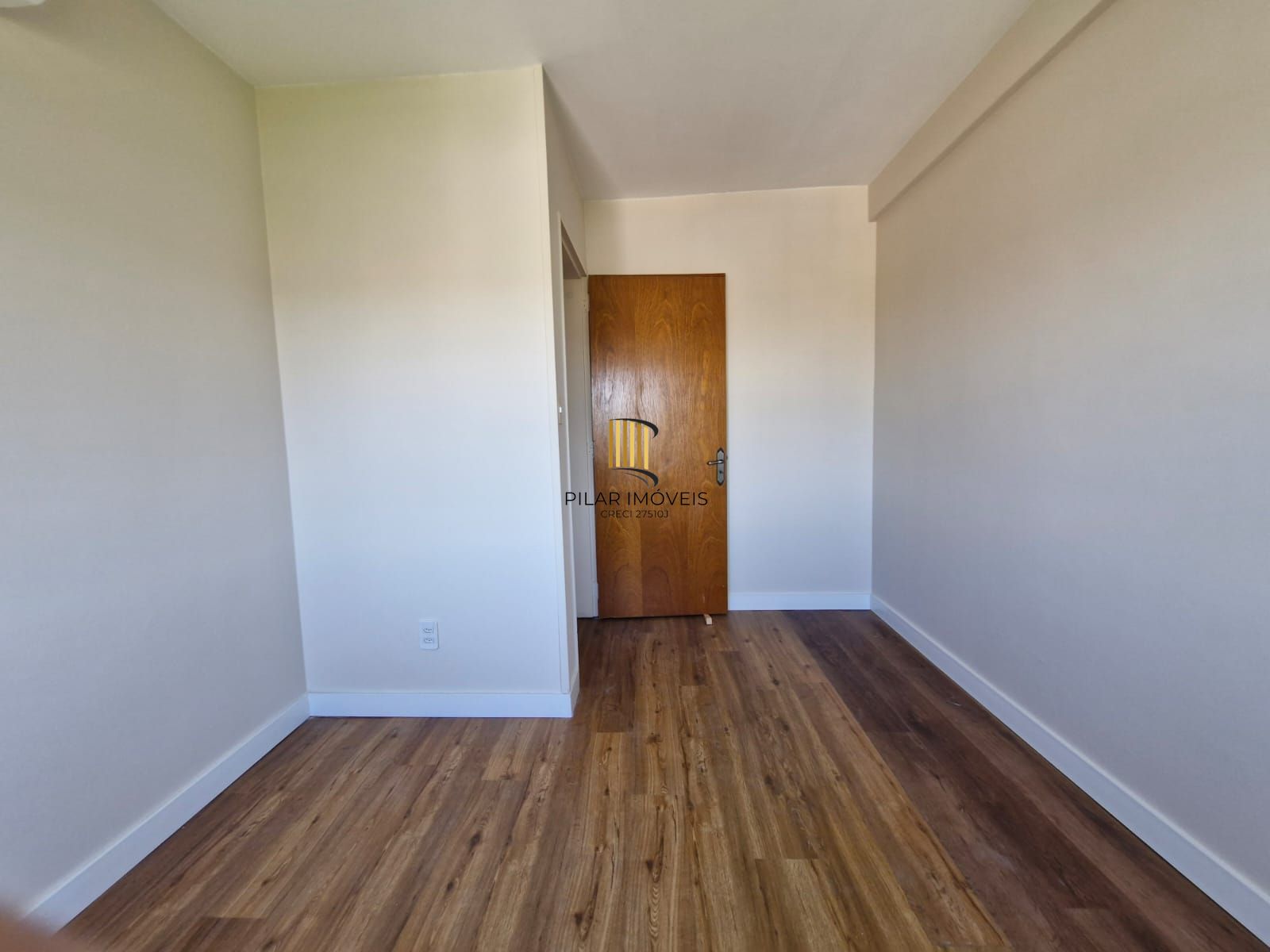 Apartamento no bairro Cristal de 2 dormitórios e vaga DESOCUPADO