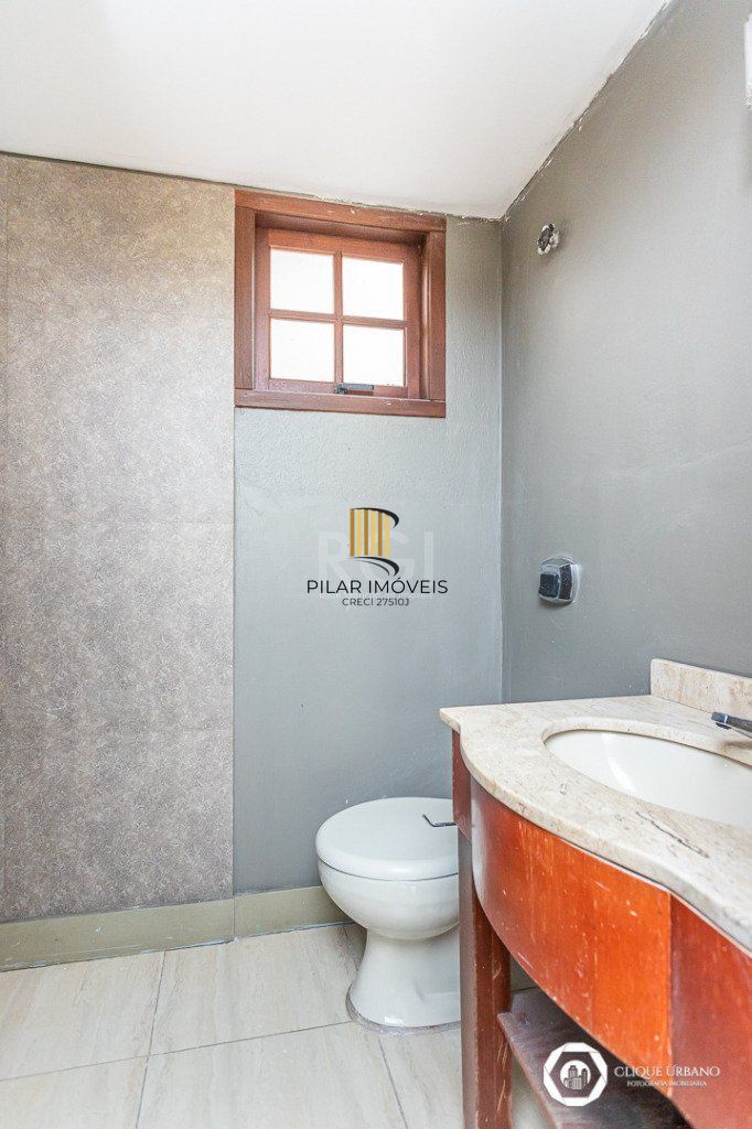 Casa para Venda - 330m², 4 dormitórios, sendo 3 suites, 2 vagas - Petrópolis