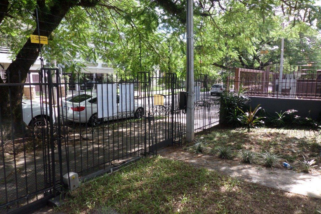 Casa no bairro Jardim Botânico de 3 dormitórios e 2 vagas