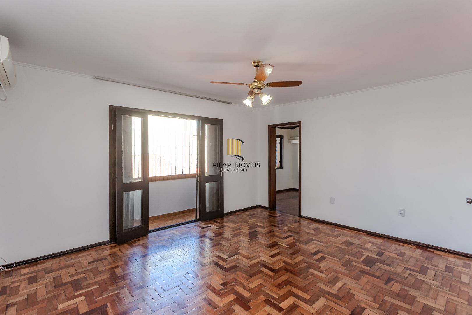 Casa no Partenon com 4 dormitórios e 4 vagas DESOCUPADA