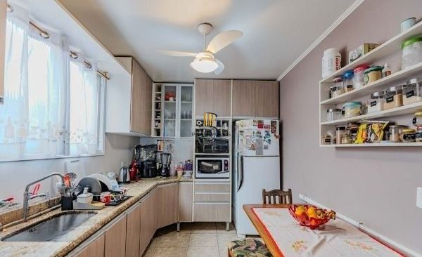 Casa em condomínio no bairro Santo Antômnio de 4 dormitórios e 2 vagas