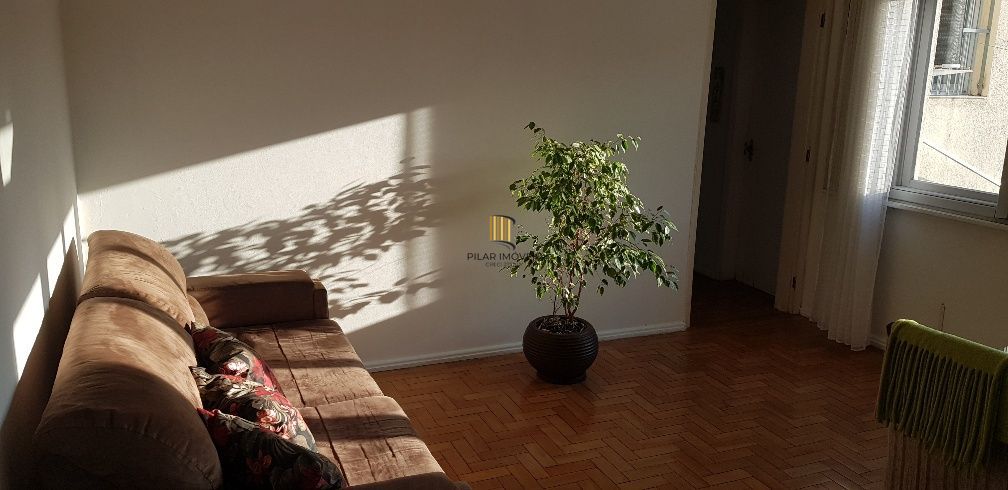 Apartamento no Petrópolis de 2 dormitórios e dependência
