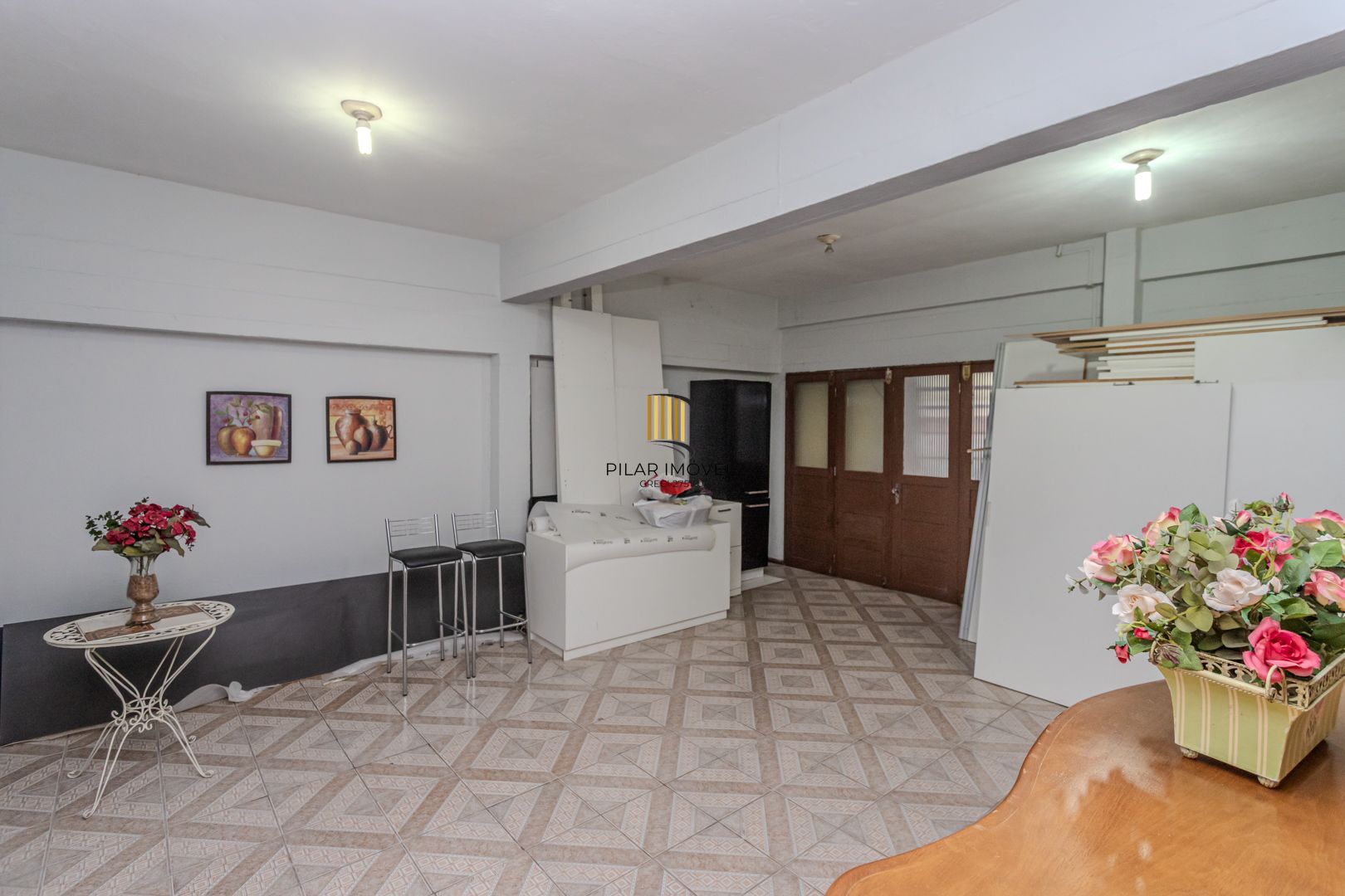 Prédio Residencial no Passo D'areia com 8 dormitórios e 8 vagas