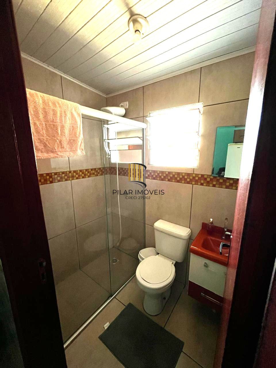 Casa térrea de 3 dormitórios e amplo pátio