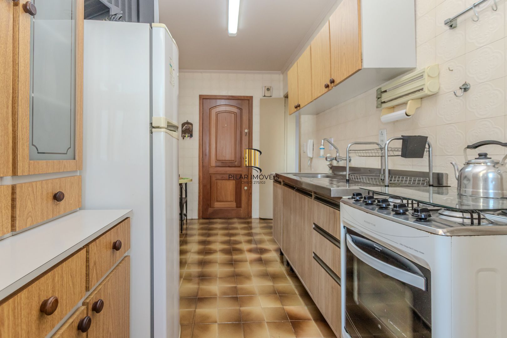 Apartamento de 2 dormitórios com dependência e vaga no bairro Santana DESOCUPADO