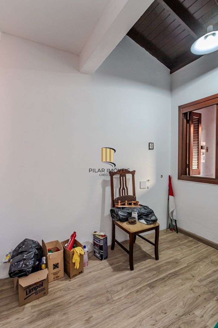 Casa no Partenon com 4 dormitórios e 4 vagas DESOCUPADA