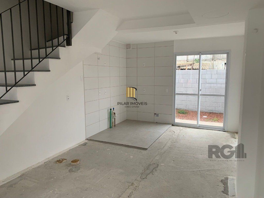 Sobrado novo com aproximadamente 88m² no bairro Vila Nova.