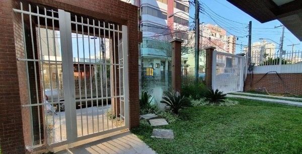 Apartamento no Passo D'areia de 2 dormitórios e 2 vagas DESOCUPADO