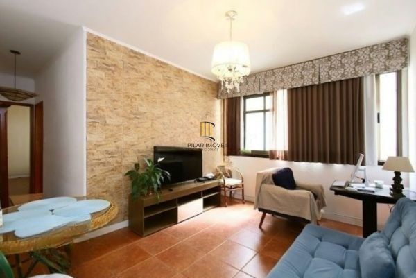 Apartamento TÉRREO com pátio no Menino Deus de 2 dormitórios e vaga rotativa