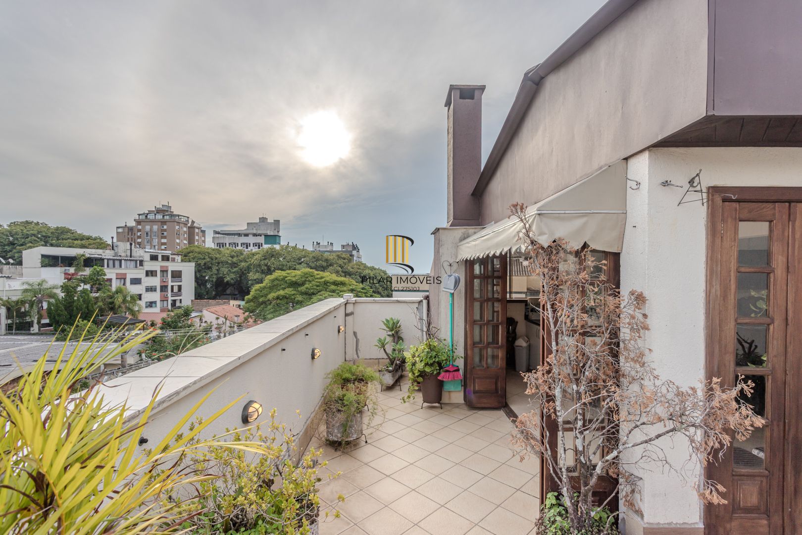 Cobertura no Menino Deus de 3 dormitórios e vaga