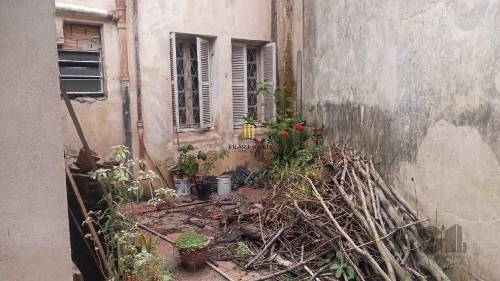 Sobrado no bairro Petrópolis com amplo terreno