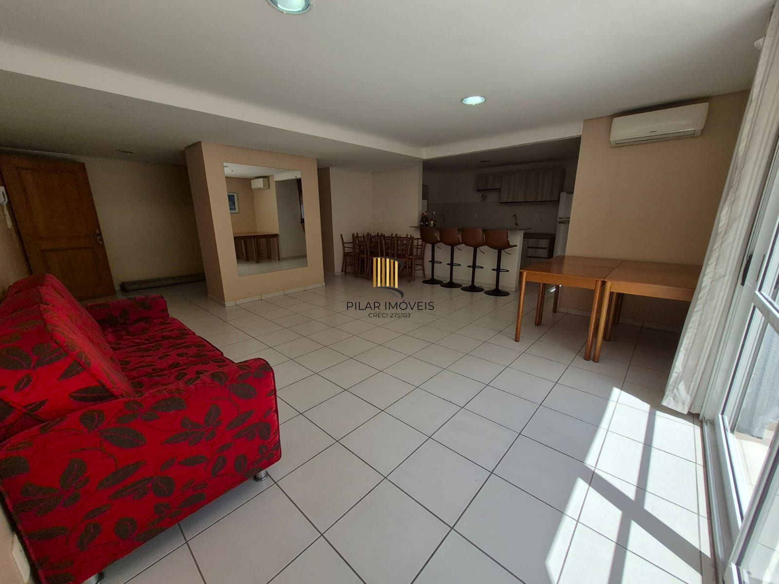 Apartamento no Centro de 2 dormitórios e 2 vagas DESOCUPADO