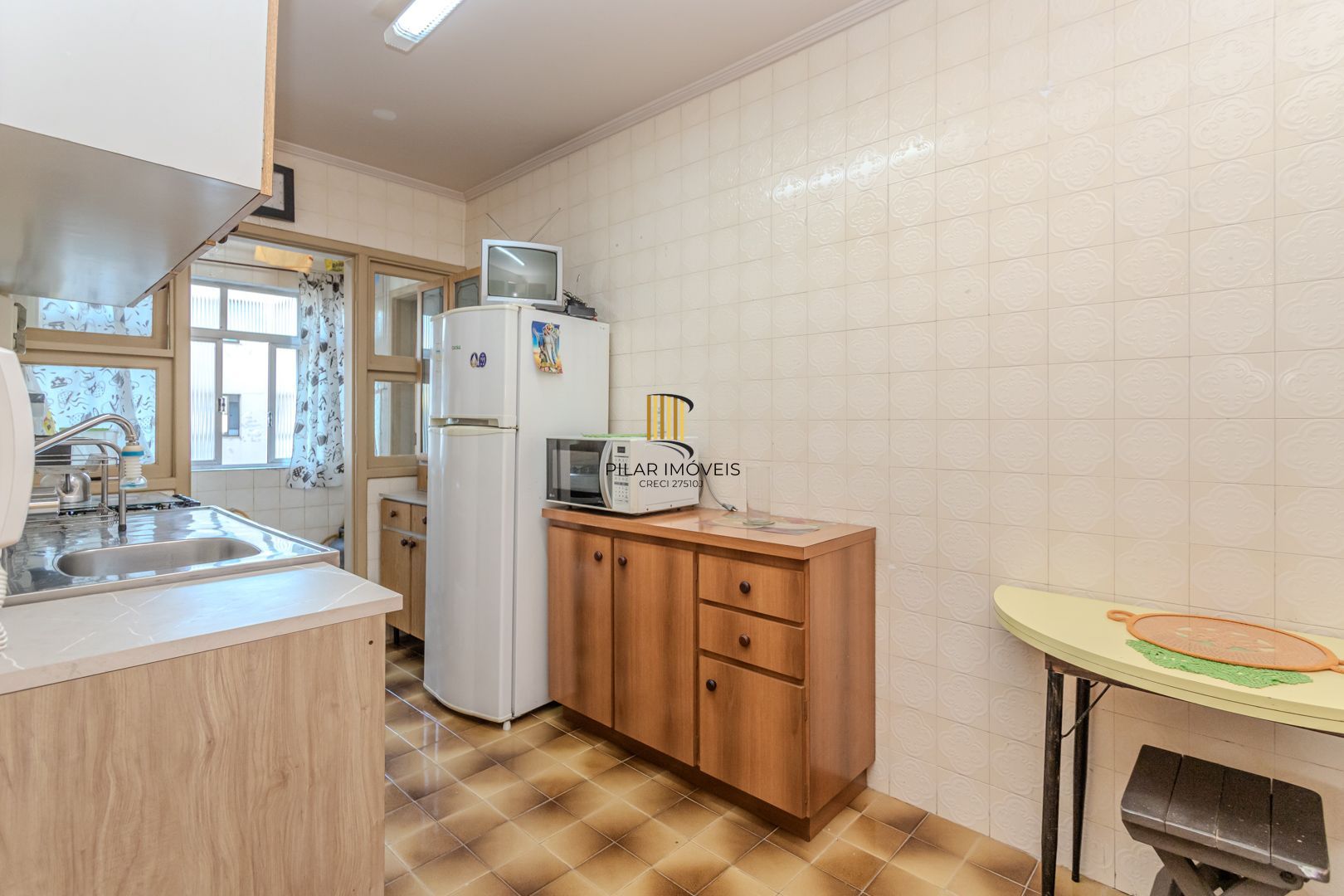 Apartamento de 2 dormitórios com dependência e vaga no bairro Santana DESOCUPADO