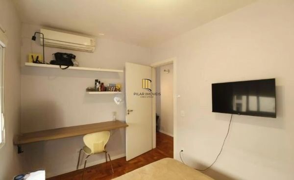 Apartamento no Petrópolis de 2 dormitórios REFORMADO