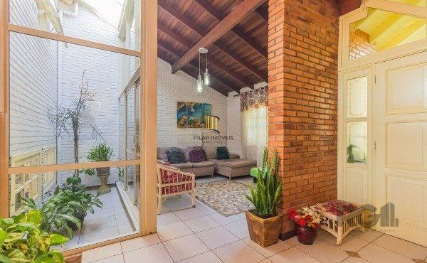 Casa sobrado na Lomba do Pinheiro com 4 dormitórios e 2 vagas