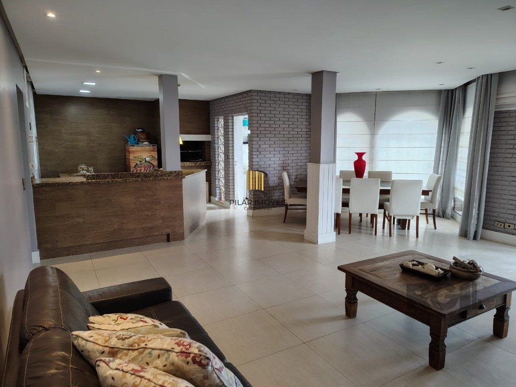 Casa sobrado com 300m² na Vila Nova de 3 dormitórios e 4 vagas