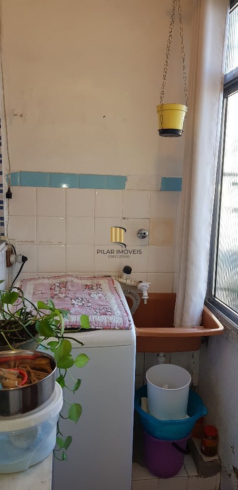 Apartamento no Petrópolis de 2 dormitórios e dependência