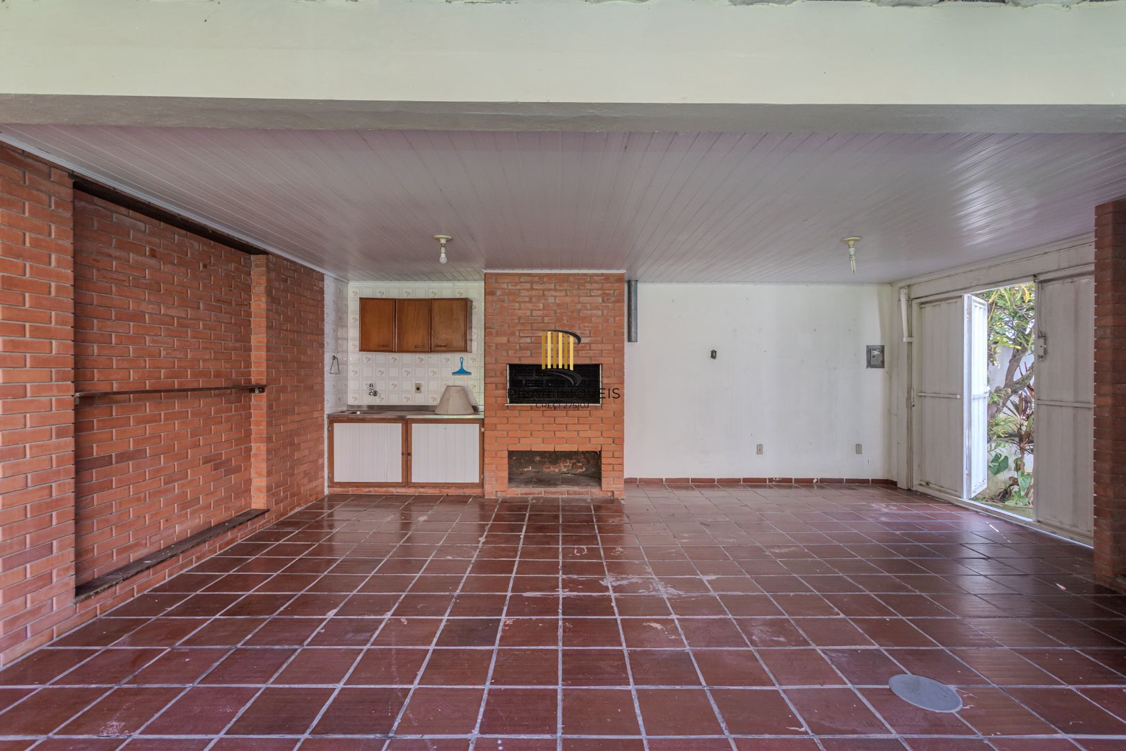 Casa no Menino Deus de 3 dormitórios e 5 vagas DESOCUPADA