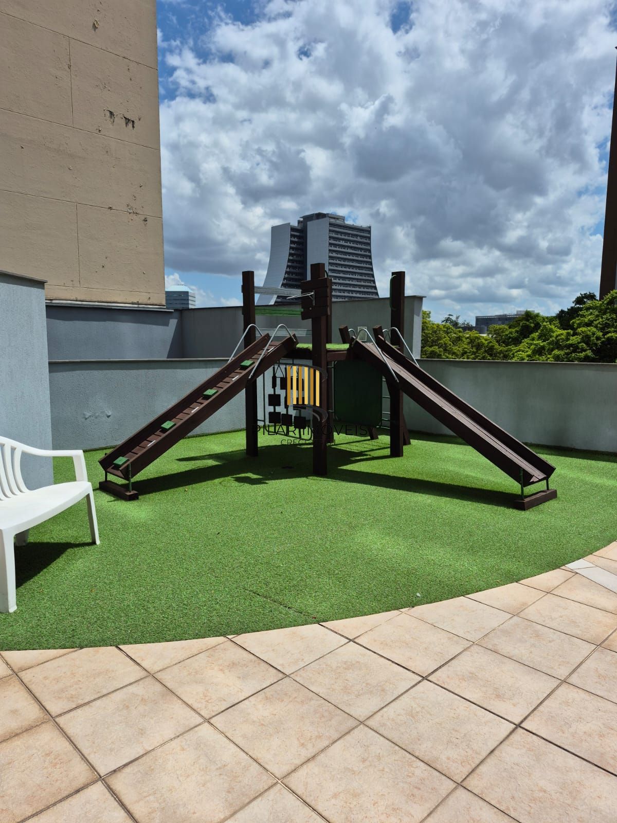 Apartamento no Centro de 2 dormitórios e 2 vagas DESOCUPADO