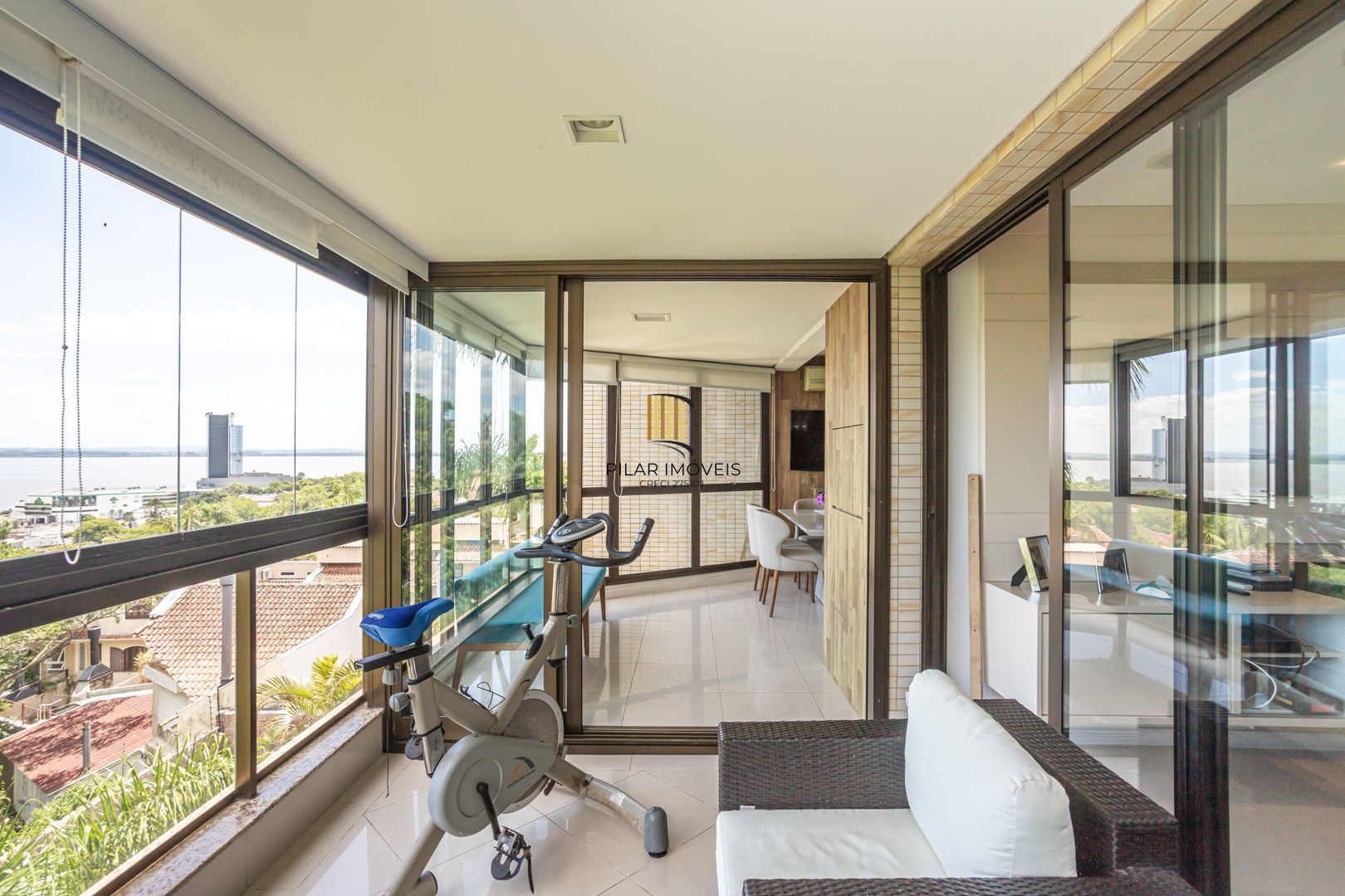 COBERTURA MOBILIADA COM VISTA PARA O GUAÍBA