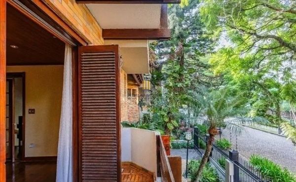 Casa sobrado no bairro Bela Vista de 3 dormitórios e 3 vagas DESOCUPADA