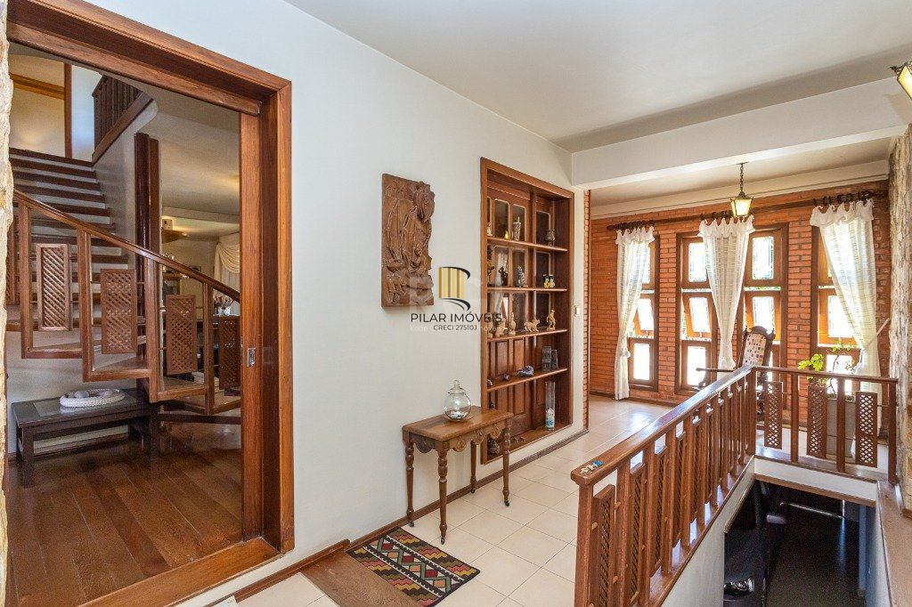 Casa sobrado no Partenon de 3 dormitórios e amplo pátio