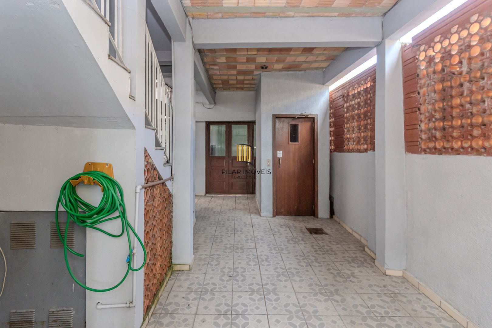 Prédio Comercial no Passo D'areia com 8 dormitórios e 8 vagas